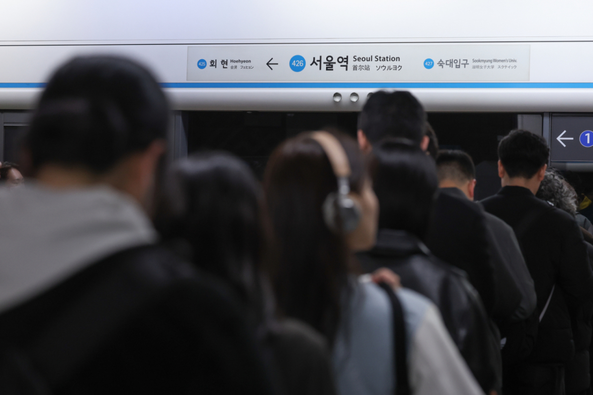 퇴근 시간대 서울지하철 4호선에서 한 남성이 체구가 작은 여성들을 상대로 폭행을 일삼는다는 주장이 나왔다. /사진=뉴스1