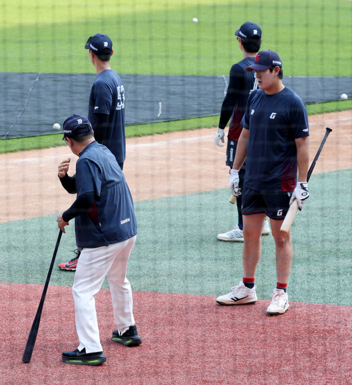 롯데 김태형 감독이 16일 인천SSG랜더스필드에서 열리는 2026KBO리그 SSG랜더스와 롯데자이언츠 경기를 앞두고 훈련중인 나승엽과 이야기를 나누고 있다. 2026.06.16. /사진=강영조 cameratalks@