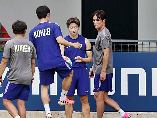 홍명보 감독이 지난 6일(현지 시간) 멕시코 과달라하라 베이스캠프 훈련장인 치바스 바예 베르데에서 이강인을 비롯한 선수들의 훈련을 지켜보고 있다./사진=뉴시스