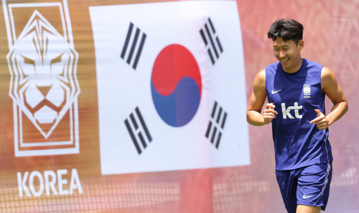 대한민국 축구 국가대표팀이 2026 북중미월드컵 A조 2차 예선을 앞두고 15일 멕시코 과달라하라 치바스 베르데 바예에서 훈련을 진행했다.  손흥민을 비롯한 선수들이 러닝 훈련을 하고 있다. /사진=김진경 대기자