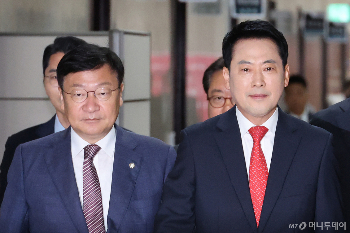 (서울=뉴스1) 신웅수 기자 = 장동혁 국민의힘 대표와 정점식 원내대표가 11일 서울 여의도 국회에서 열린 최고위원회의에 참석하고 있다. 2026.6.11/뉴스1 Copyright © 뉴스1. All rights reserved. 무단 전재 및 재배포, AI학습 이용 금지. /사진=(서울=뉴스1) 신웅수 기자