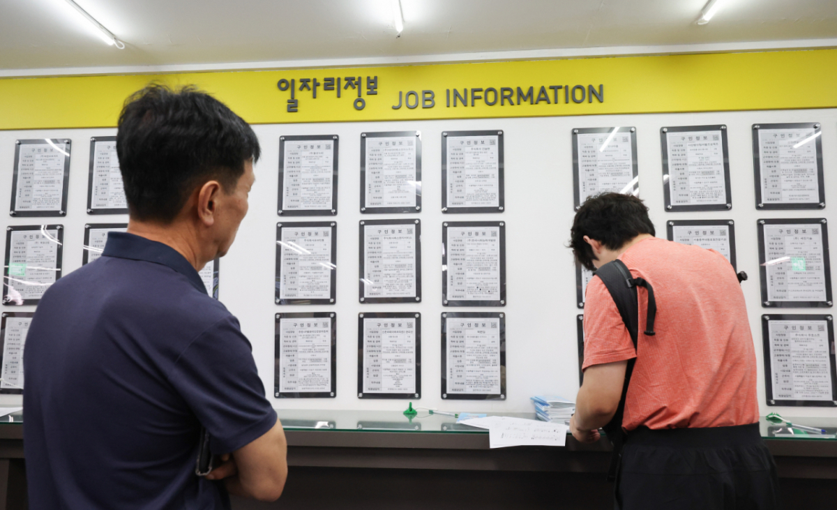서울 마포구 서부고용복지플러스센터에서 구직자들이 채용 정보를 살펴보고 있다./사진제공=뉴시스
