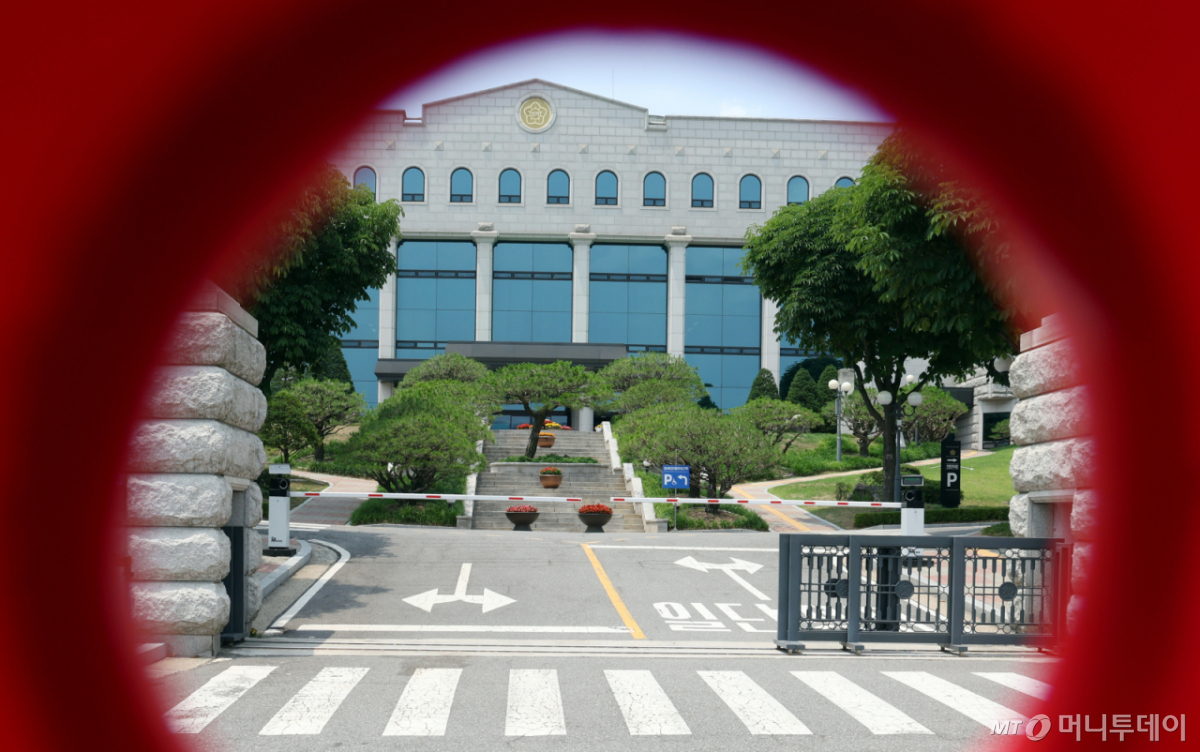 (과천=뉴스1) 김명섭 기자 = 6·3 지방선거 '투표용지 부족 사태' 진상 규명 검경 합동수사본부(합수본)이 중앙선거관리위원회 압수수색을 마무리하고 본격적인 소환 조사에 돌입한다.합수본은 다음 주 초 서울중앙지검 내 사무실 구성을 마무리하고 검·경 수사 인력을 한자리에 모을 계획이다. 수사 자료 이관이 끝나는 대로 선관위 실무진을 대상으로 참고인 조사도 시작한다. 사진은 14일 경기도 과천시 중앙선거관리위원회 모습. 2026.6.14/뉴스1 Copyright © 뉴스1. All rights reserved. 무단 전재 및 재배포, AI학습 이용 금지. /사진=(과천=뉴스1) 김명섭 기자