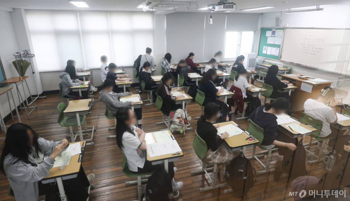 (서울=뉴스1) 사진공동취재단 = 2027학년도 대학수학능력 6월 모의평가일인 4일 오전 서울 마포구 서울여고에서 수험생들이 1교시 국어 영역 시험을 준비하고 있다. 2026.6.4/뉴스1 Copyright © 뉴스1. All rights reserved. 무단 전재 및 재배포, AI학습 이용 금지. /사진=(서울=뉴스1) 사진공동취재단