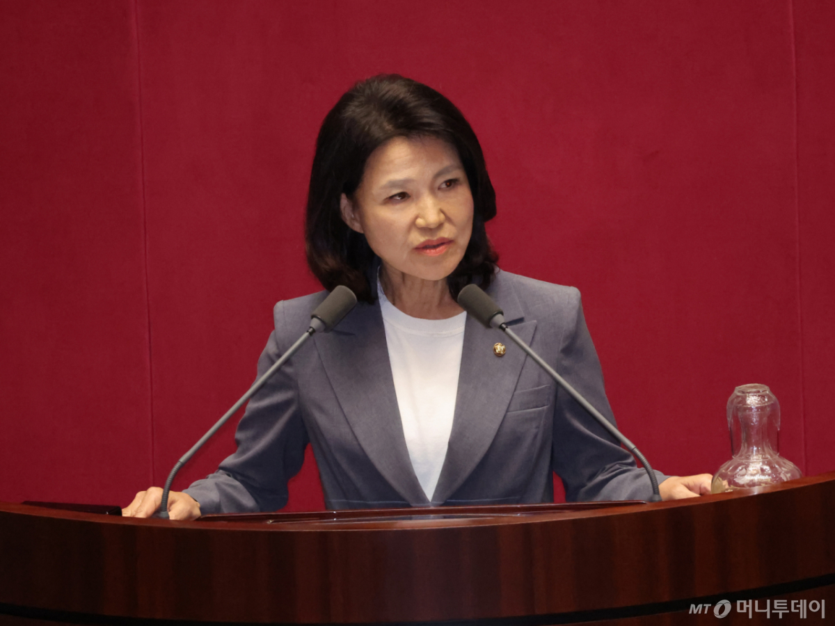 (서울=뉴스1) 황기선 기자 = 6·3 재보궐선거로 당선된 이진숙 국민의힘 의원이 5일 서울 여의도 국회에서 열린 제436회 국회(임시회) 제1차 본회의에 참석해 인사말을 하고 있다. 2026.6.5/뉴스1 Copyright © 뉴스1. All rights reserved. 무단 전재 및 재배포, AI학습 이용 금지. /사진=(서울=뉴스1) 황기선 기자