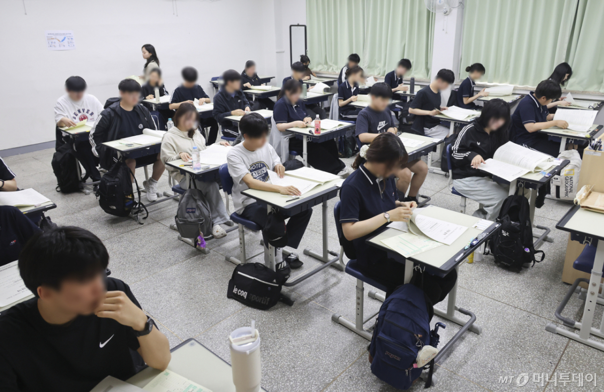(서울=뉴스1) 사진공동취재단 = 2027학년도 대학수학능력시험 6월 모의평가 시행일인 4일 오전 송파구 잠신고등학교에서 학생들이 시험 준비를 하고 있다. 2026.6.4/뉴스1 Copyright © 뉴스1. All rights reserved. 무단 전재 및 재배포, AI학습 이용 금지. /사진=(서울=뉴스1) 사진공동취재단