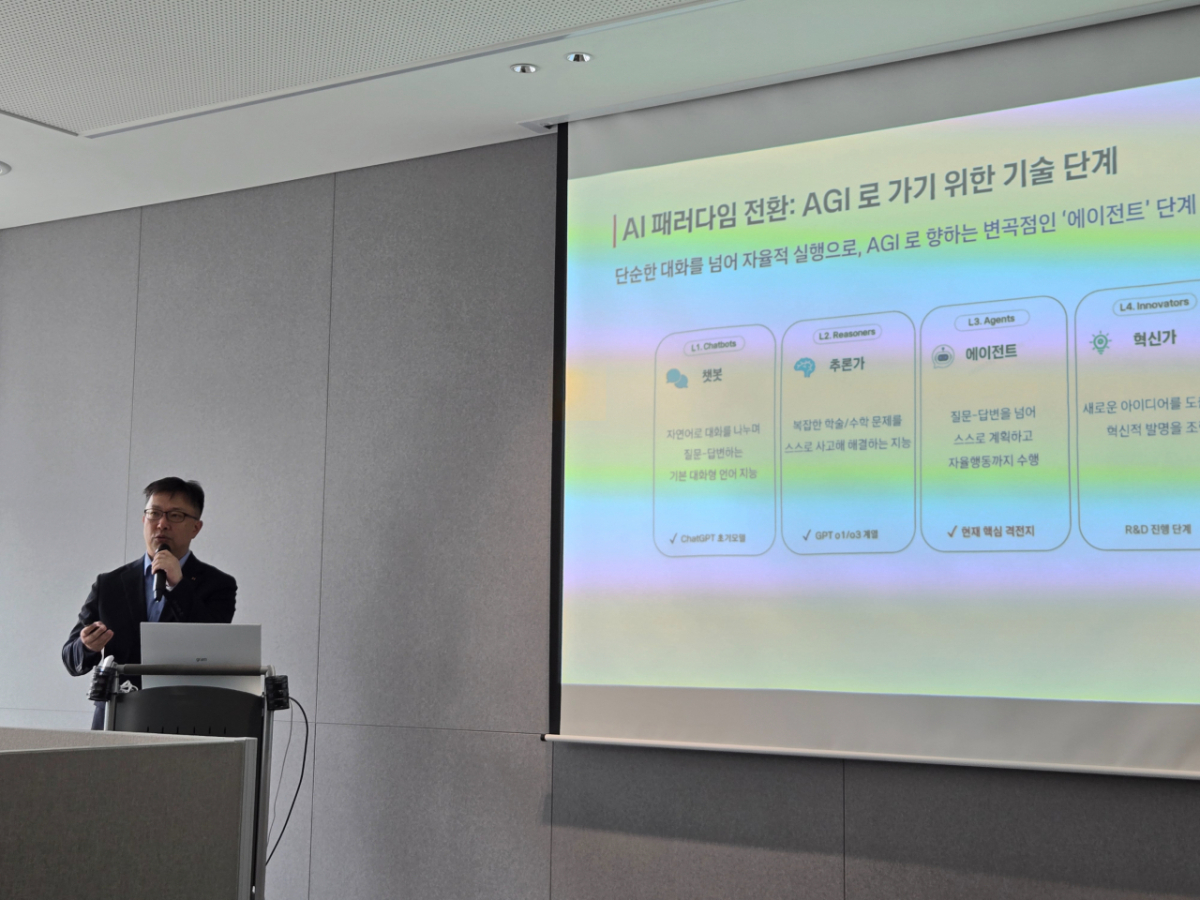 김준석 KT 에이전틱 AI 랩장이 17일 서울 종로구 KT광화문빌딩에서 열린 기자 간담회에서 발표하고 있다./사진=이찬종 기자