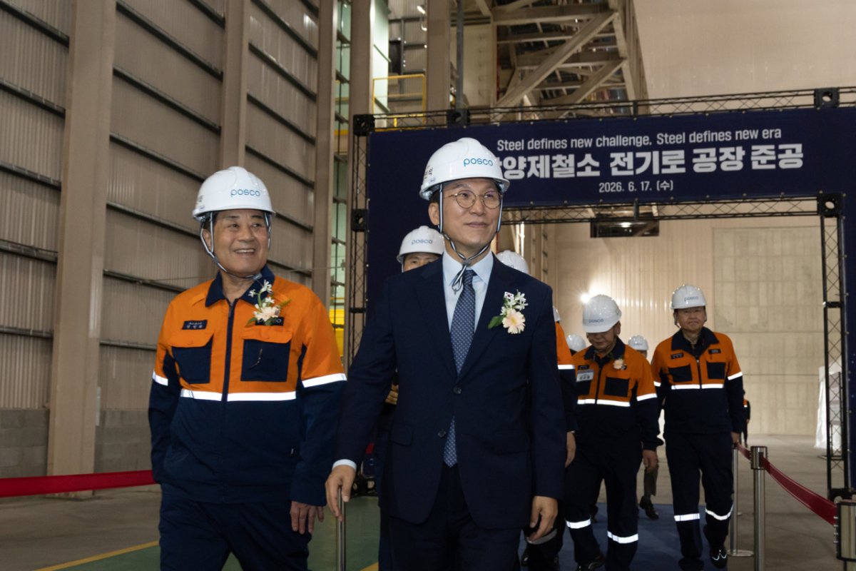 17일 포스코 광양제철소 전기로 공장 준공식에 김민석 국무총리(오른쪽)와 장인화 포스코그룹 회장이 입장하고 있다.
