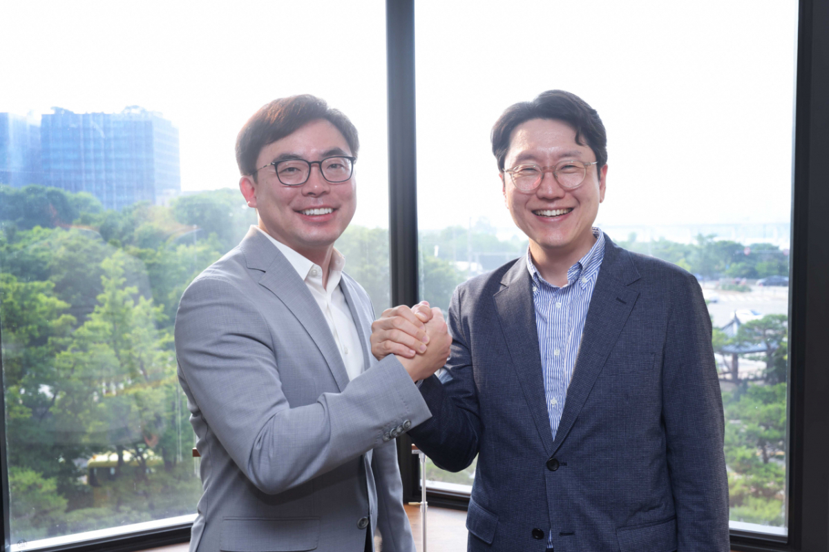 16일 오후 서울 여의도 LG트윈타워에서 임우형 LG AI연구원장(오른쪽)과 이슬기 디앤디파마텍 대표(왼쪽)가 기념사진을 촬영하고 있다 /사진제공=LG