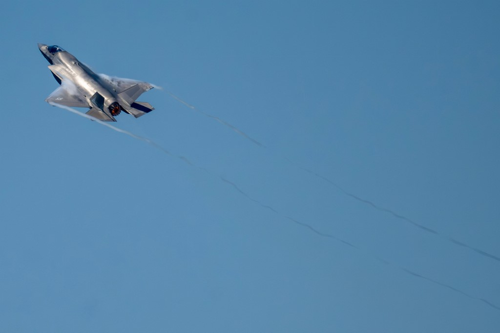 지난달 20일(현지시간) 미 해군사관학교 졸업주간 행사에서 록히드마틴의 F-35 라이트닝 II 전투기가 비행하고 있다./AFPBBNews=뉴스1