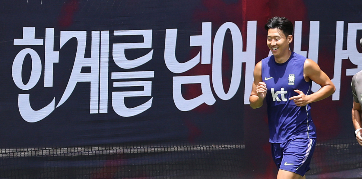 대한민국 축구 국가대표팀 주장 손흥민이 16일(한국시간) 멕시코 과달라하라 인근 사포판 치바스 바예 베르데 훈련장에서 개최국 멕시코와의 북중미 월드컵 조별리그 2차전을 앞두고 훈련에 매진 중인 모습. /사진=뉴스1