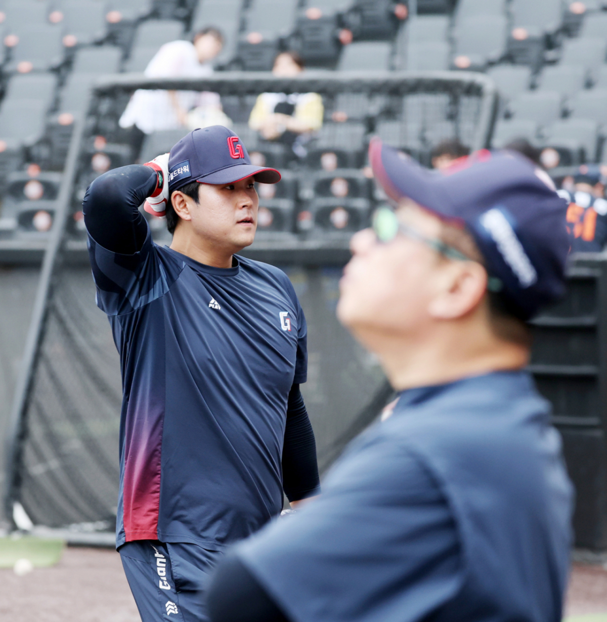 롯데 유강남이 19일 한화생명이글스파크에서 열리는 2026KBO리그 한화이글스와 롯데자이언츠 경기를 앞두고 타격훈련을 마치고 더그아웃으로 향하고 있다. 2026.05.19. /사진=강영조 cameratalks@