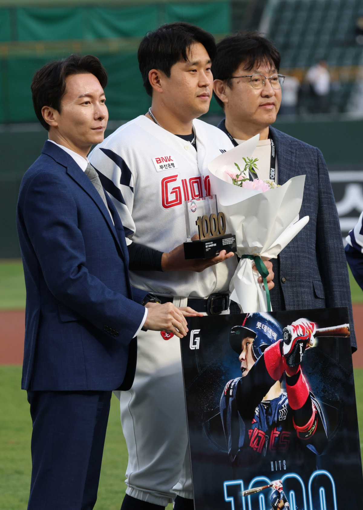 2026 신한 SOL KBO리그 롯데 자이언츠 대 두산 베어스 경기가 23일 부산 사직야구장에서 열렸다. 롯데 유강남이 1000 안타 출장 달성을 수상한 후 기념촬영을 하고 있다. /사진=김진경 kim.jinkyung@