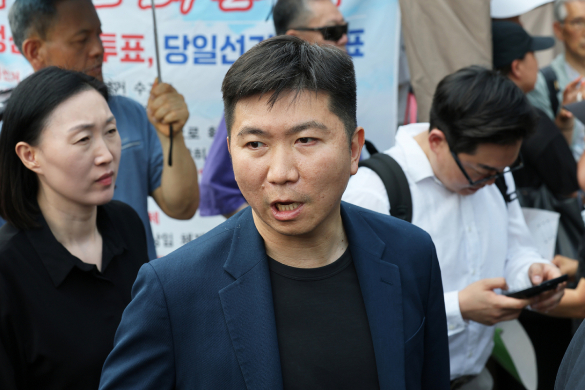 유승민 대한체육회장은 지난 15일 봉쇄 장기화로 인한 피해를 호소하며 사무실 진입을 시도했지만 일부 시위 참가자들의 저지로 무산됐다. 사진은 유승민 대한체육회장이 16일 서울 송파구 올림픽공원 핸드볼경기장 앞 개표소에 진입하기 위해 대기하는 모습. /사진=뉴시스