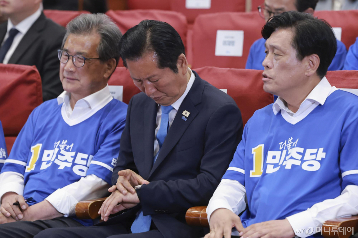 [서울=뉴시스] 고승민 기자 = 정청래(가운데) 더불어민주당 총괄상임선거대책위원장이 3일 오후 서울 여의도 국회 의원회관에 마련한 제9회 전국동시지방선거·국회의원 재보궐선거 개표상황실에서 시계를 쳐다보고 있다. (공동취재) 2026.06.03. photo@newsis.com /사진=김근수