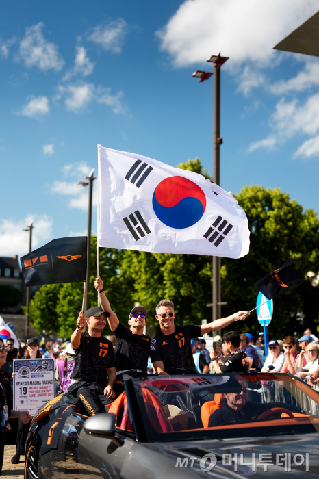 지난 12일(현지시간) '르망 24시간' 개막을 앞두고 열린 드라이버 퍼레이드에서 '제네시스 X 그란 컨버터블'을 운전하는 제네시스 브랜드 파트너 겸 마그마 레이싱 어드바이저 재키 익스(운전석)와 (뒷자리 왼쪽부터) 'GMR-001 하이퍼카' 드라이버 마티스 자비에, 루이스 펠리페 데라니, 안드레 로테러