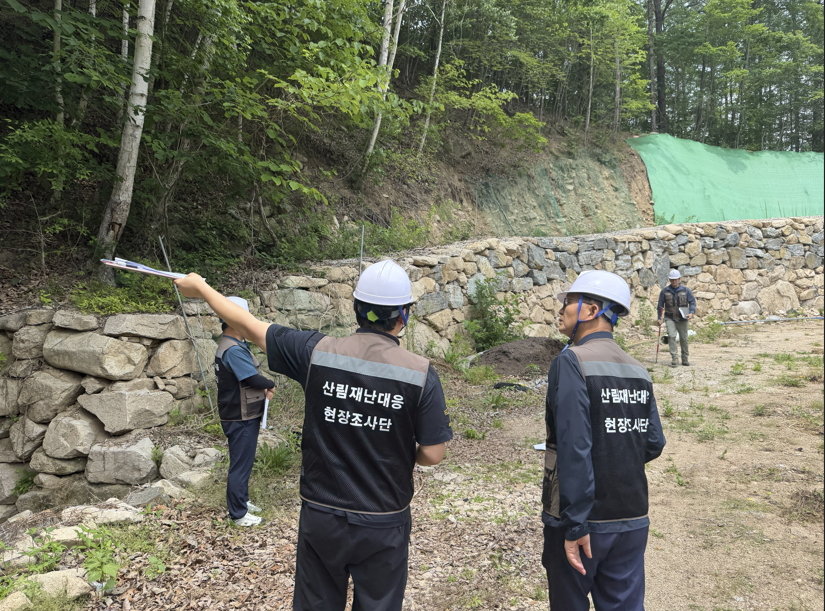 산림인접 건축 위험지 현장 조사 모습./사진제공=한국산림재난안전기술공단
