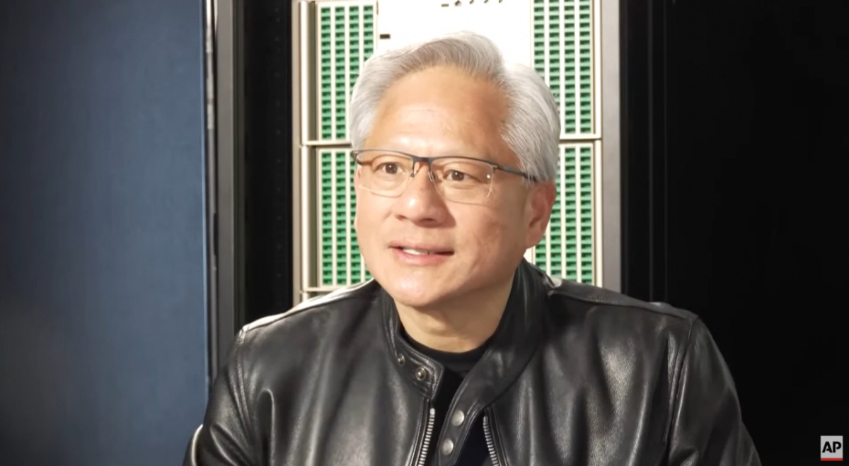 젠슨 황 엔디비아 CEO(최고경영자)가 16일(현지시간) 공개된 AP통신과 인터뷰에서 AI시대에 맞는 새로운 사회적 규범 마련 필요성을 강조했다. /사진=AP통신 유튜브 영상 갈무리
