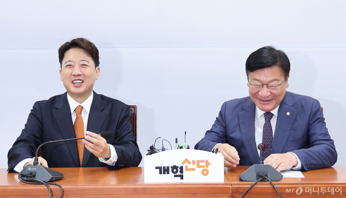 (서울=뉴스1) 신웅수 기자 = 정점식 국민의힘 원내대표가 15일 서울 여의도 국회에서 이준석 개혁신당 대표를 예방하고 있다. 2026.6.15/뉴스1 Copyright © 뉴스1. All rights reserved. 무단 전재 및 재배포, AI학습 이용 금지. /사진=(서울=뉴스1) 신웅수 기자