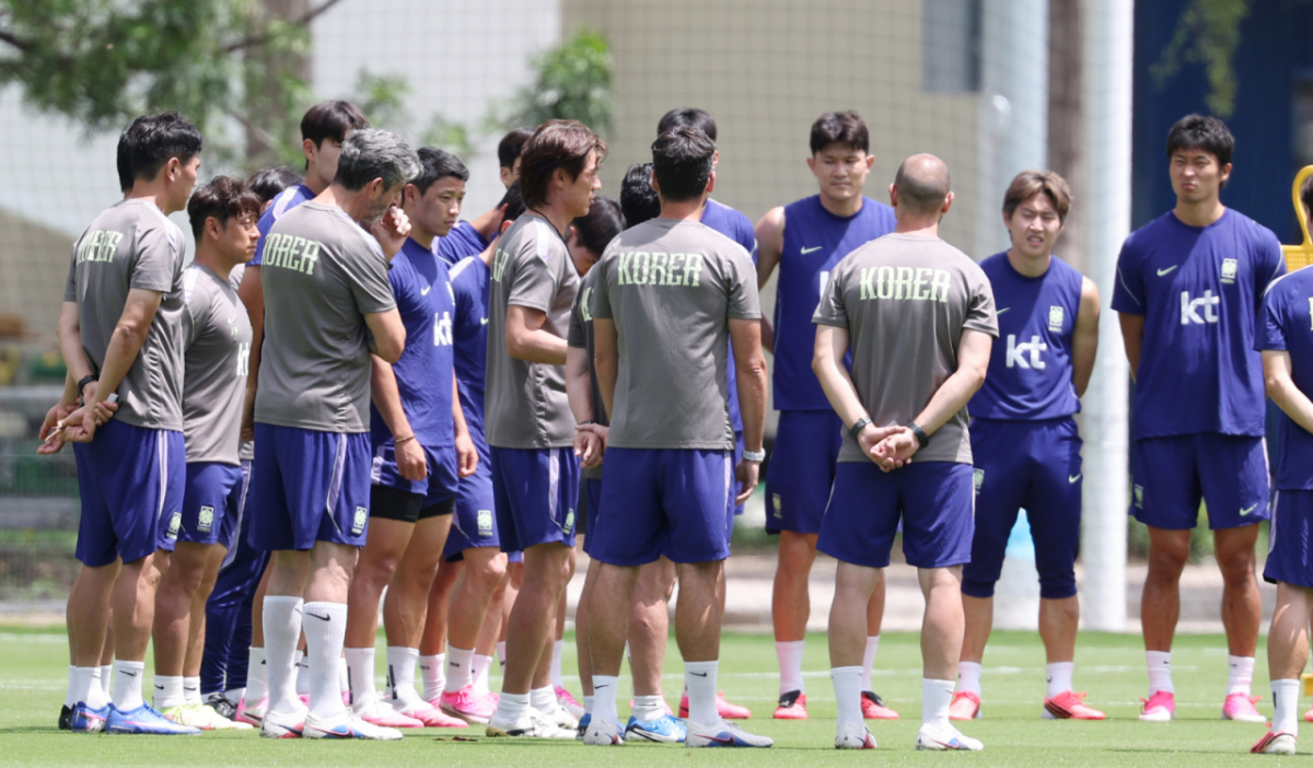 대한민국 축구 국가대표팀이 2026 북중미월드컵 A조 2차 예선을 앞두고 15일 멕시코 과달라하라 치바스 베르데 바예에서 훈련을 진행했다. 홍명보 감독이 선수들에게 지시 사항을 전달하고 있다. /사진=김진경 대기자