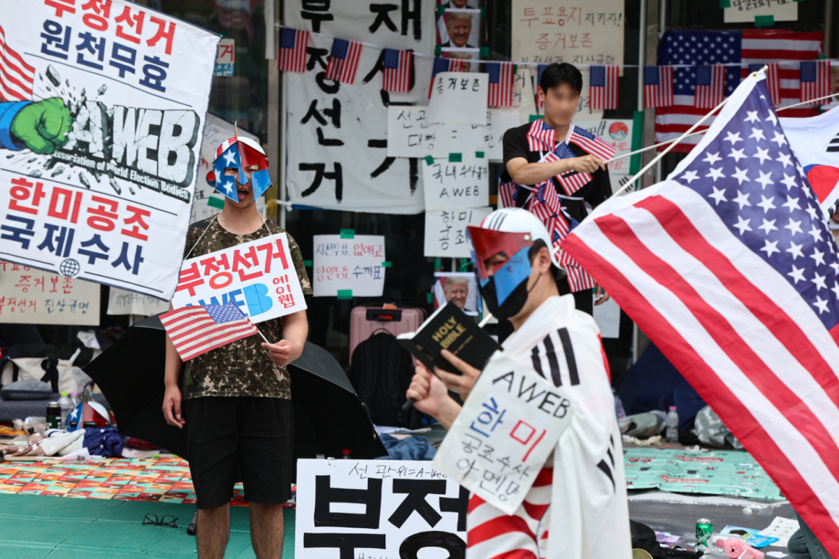 제9회 전국동시지방선거 투표용지 부족 사태를 규탄하는 개표소 봉쇄 시위가 계속된 17일 서울 송파구 올림픽공원 핸드볼경기장 앞에서 시민들이 재선거 등을 요구하고 있다./사진=뉴스1.