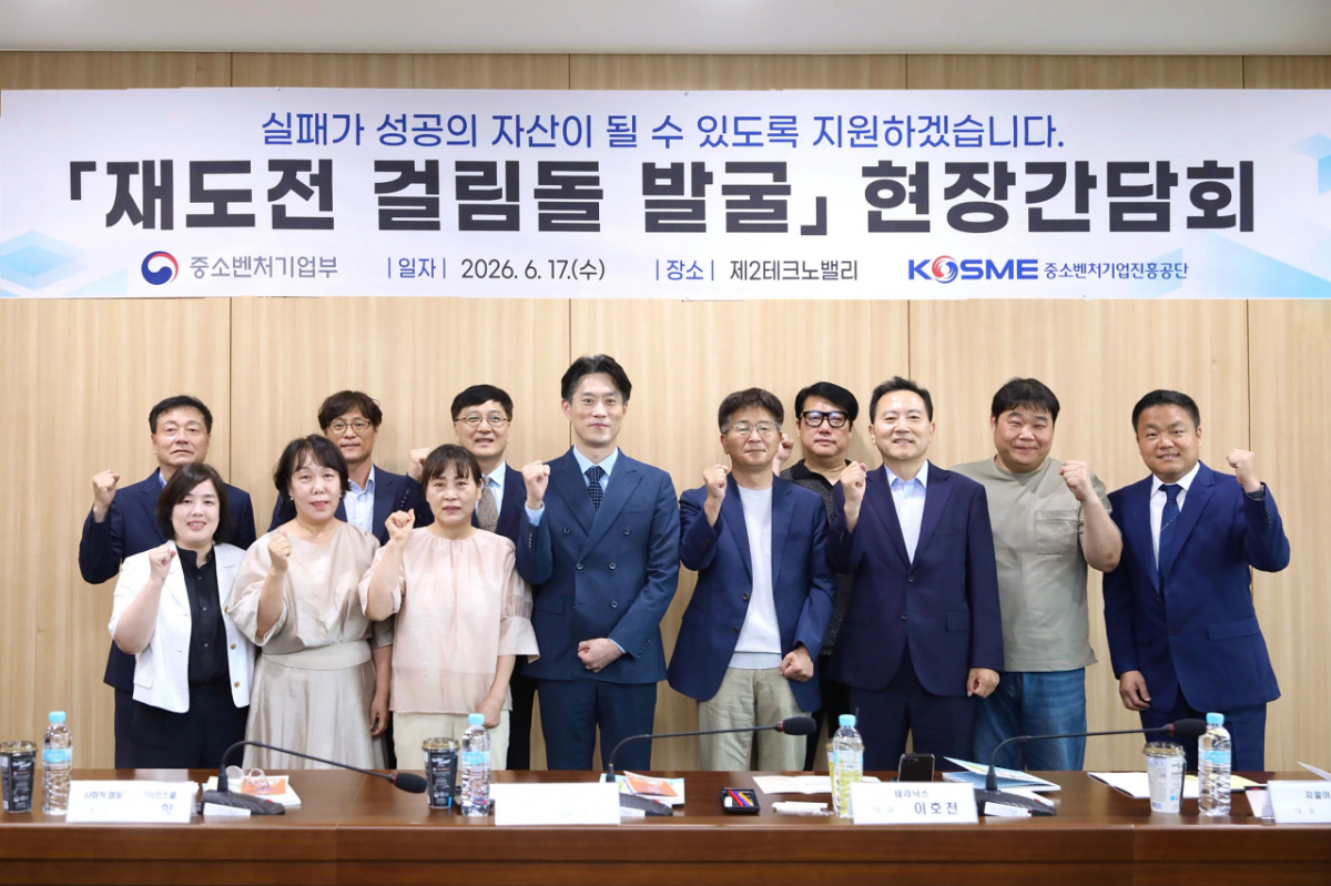 노용석 중소벤처기업부 제1차관이 12일(현지시간) 이탈리아 로마 The St. Regis Rome에서 열린 'K-뷰티 글로우 위크 인 로마'에서 전시, 체험존을 둘러보고 있다.기사내용과 무관./사진=뉴스1.
