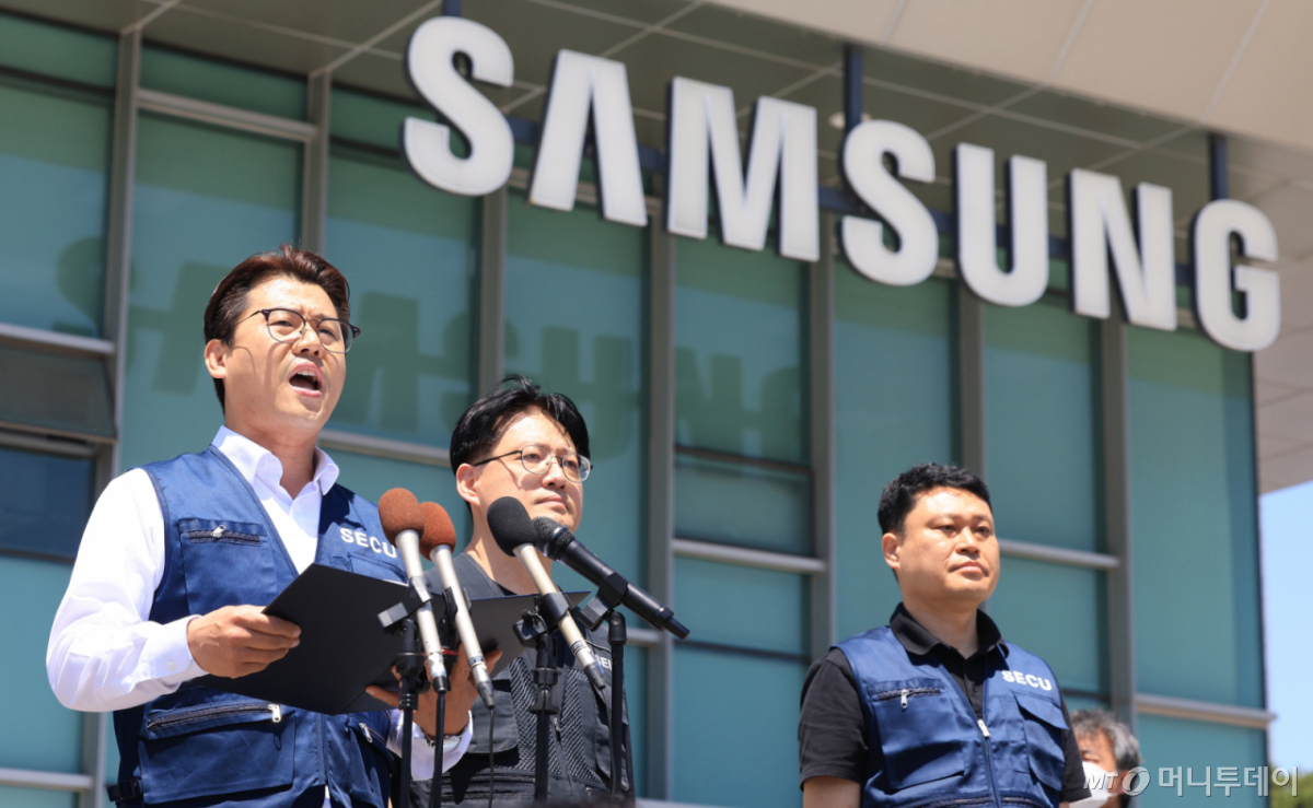 (수원=뉴스1) 이호윤 기자 = 삼성전자 노사 임금협상 잠정합의안 찬반 투표가 시작되는 22일 수원 삼성전자 정문 앞에서 열린 임금교섭 장점협의안 관련 입장발표 기자회견에서 구정한 삼성전자 동행노조 사무국장이 성명서를 발표하고 있다. 2026.5.22/뉴스1 Copyright © 뉴스1. All rights reserved. 무단 전재 및 재배포, AI학습 이용 금지. /사진=(수원=뉴스1) 이호윤 기자