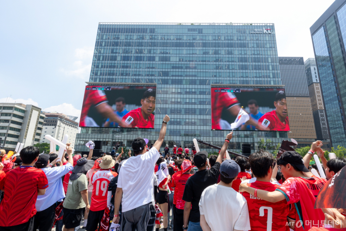 (서울=뉴스1) = 축구국가대표팀 공식 서포터즈 붉은악마를 비롯한 시민들이 12일 서울 종로구 광화문광장에서 2026 북중미월드컵 A조 조별리그 1차전 대한민국과 체코의 경기를 화면으로 지켜보며 거리응원을 하고 있다. (KT 제공. 재판매 및 DB금지) 2026.6.12/뉴스1 Copyright © 뉴스1. All rights reserved. 무단 전재 및 재배포, AI학습 이용 금지. /사진=(서울=뉴스1)