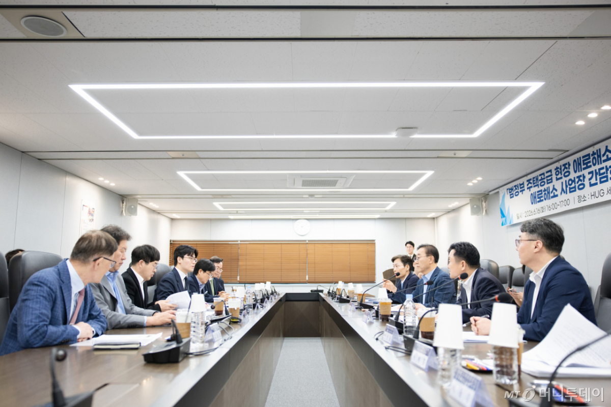 (서울=뉴스1) = 김윤덕 국토교통부 장관이 16일 서울 HUG 서울서부지사에서 열린 범정부 주택공급 현장 애로해소 지원센터 간담회에서 모두발언을 하고 있다. (국토교통부 제공. 재판매 및 DB 금지) 2026.6.16/뉴스1 Copyright © 뉴스1. All rights reserved. 무단 전재 및 재배포, AI학습 이용 금지. /사진=(서울=뉴스1)