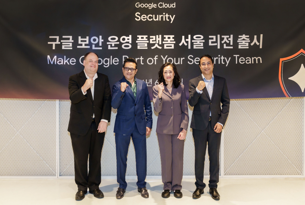 구글 클라우드가 17일 구글 클라우드 서울 리전(Google Cloud Seoul Region)에서 ‘구글 보안 운영 플랫폼(Google Security Operations; Google SecOps)’의 로컬 데이터 레지던시 지원을 공식 발표했다. 좌측부터 스티브 레드지안(Steve Ledzian) 구글 클라우드 시큐리티 & 맨디언트 아시아태평양 및 일본 지역 최고기술책임자(CTO), 재그디시 마하파트라(Jagdish Mahapatra) 구글 클라우드 시큐리티 일본 및 아시아태평양(JAPAC) 지역 총괄, 루스 선(Ruth Sun) 구글 클라우드 코리아 사장, 수벤두 사후(Subhendu Sahu) 구글 클라우드 시큐리티 한국 영업 총괄/사진제공=구글 클라우드