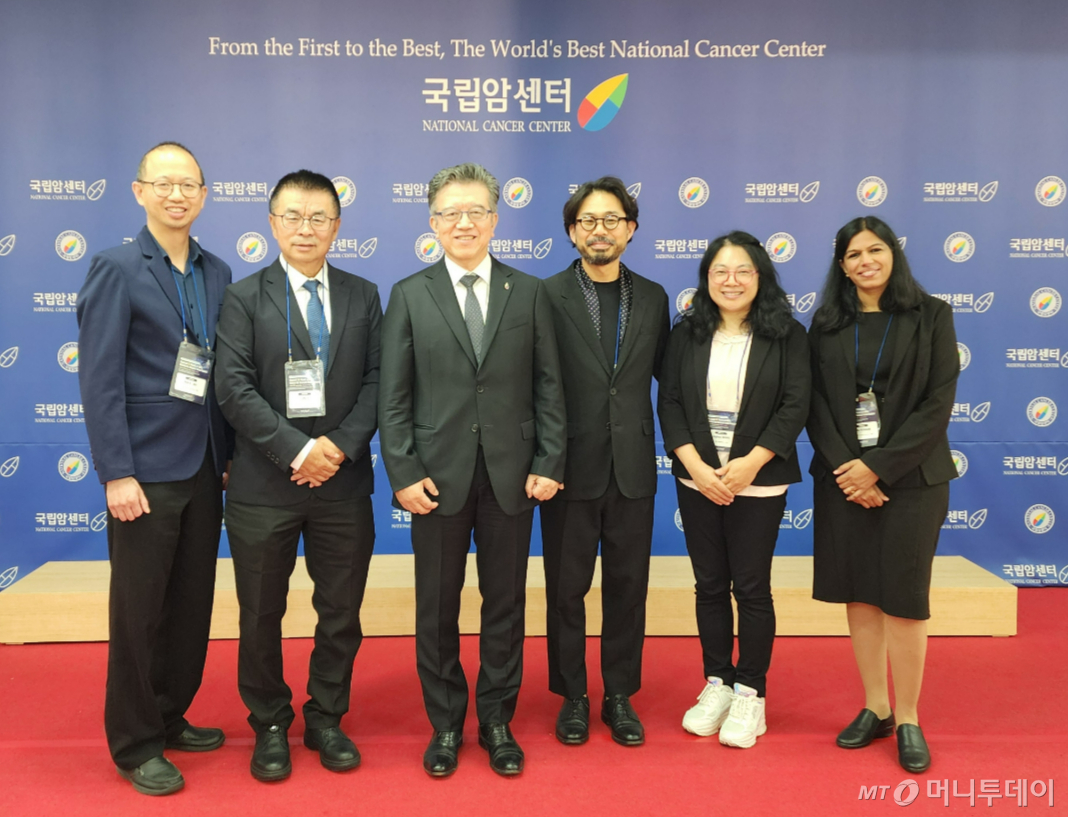 이날 국제심포지엄을 찾은 해외 석학들과 양한광(왼쪽에서 3번째) 국립암센터 원장이 기념촬영을 하고 있다. /사진=정심교 기자
