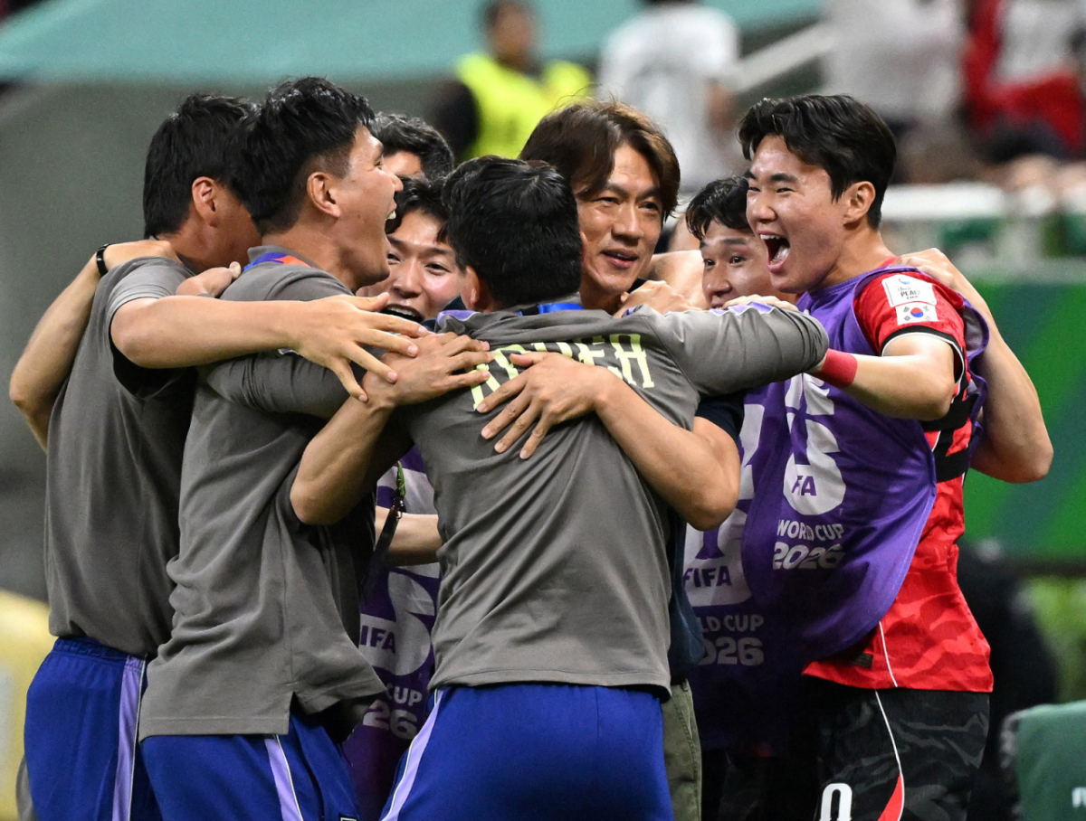 2026 북중미월드컵 A조 예선 대한민국-체코전이 12일(한국 시간) 멕시코 과달라하라 에스타디오 아크론에서 열렸다.  홍명보 감독이 2-1 승리 상황에서 종료 휘슬이 울리자 선수단과 기뻐하고 있다. /사진=김진경 대기자