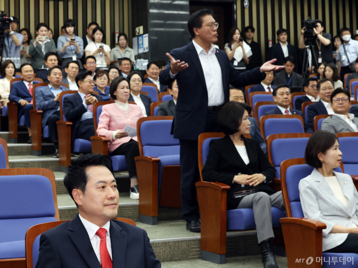 (서울=뉴스1) 황기선 기자 = 장동혁 국민의힘 대표가 17일 오후 서울 여의도 국회에서 열린 긴급 의원총회에서 송석준 의원의 공개 발언 요구를 듣고 있다. 이후 의총은 공개 발언 없이 비공개로 전환됐다. 2026.6.17/뉴스1 Copyright © 뉴스1. All rights reserved. 무단 전재 및 재배포, AI학습 이용 금지. /사진=(서울=뉴스1) 황기선 기자