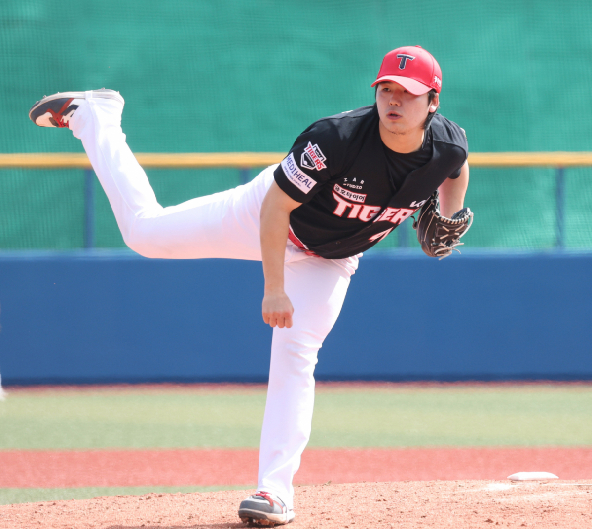 WBC 한국 야구 대표팀이 지난 2월 24일 일본 오키나와현 카데나 야구장에서 KIA 타이거즈와 연습경기를 가졌다. KIA 황동하가 역투하고 있다. /사진=김진경 대기자