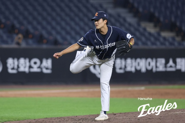 부산과기대 곽병진이 지난 8일 대전한화생명볼파크에서 열린 제4회 한화이글스배 고교-대학 올스타전에서 역투하고 있다. /사진=한화 이글스 제공