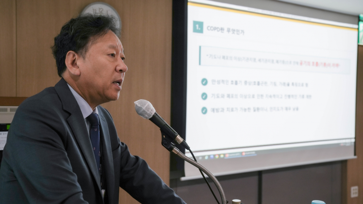 유광하 건국대병원장(호흡기알레르기내과)이 지난 17일 서울 광진구 스타시티 영존빌딩B동 12층 회의실에서 진행된 질병관리청 기자단 아카데미에서 올해 56세와 66세를 대상으로 진행되는 국가검강검진 폐기능 검사의 필요성에 대해 설명하고 있다./사진=질병관리청