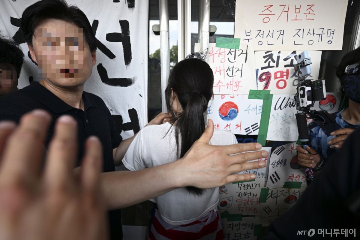 16일 서울 올림픽공원 핸드볼경기장에서 한 시위 참가자가 대한체육회 등 입주 단체 관계자들의 진입을 막아서고 있다./사진=머니투데이 DB