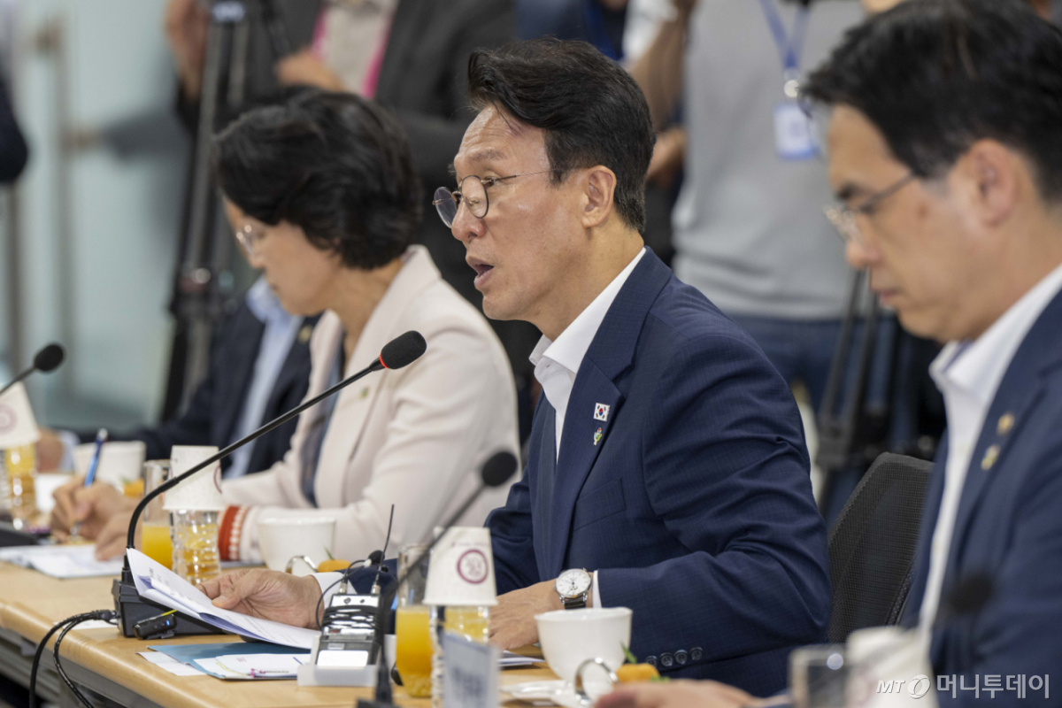 김민석 국무총리가 16일 오후 전남 나주시 빛가람 복합문화체육센터에서 열린 전남광주통합특별시 출범준비 관계기관 간담회에서 참석자들과 출범 준비 상황을 논의하고 있다. /사진=뉴스1