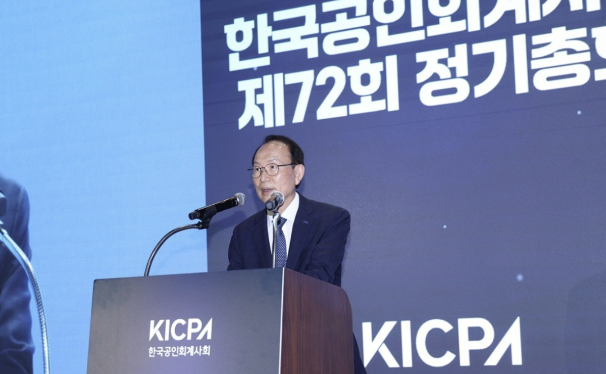 17일 제48대 한국공인회계사회 회장으로 당선된 최운열 회장이 여의도 페어몬트 앰배서더호텔에서 열린 제72회 정기총회에서 개회사를 하고 있다. /사진=한국공인회계사회