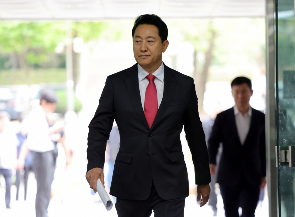 여론조사비 대납 의혹을 받는 오세훈 서울시장이 17일 서울 서초구 서울중앙지방법원에서 열린 결심공판에 출석하고 있다. /사진=뉴시스