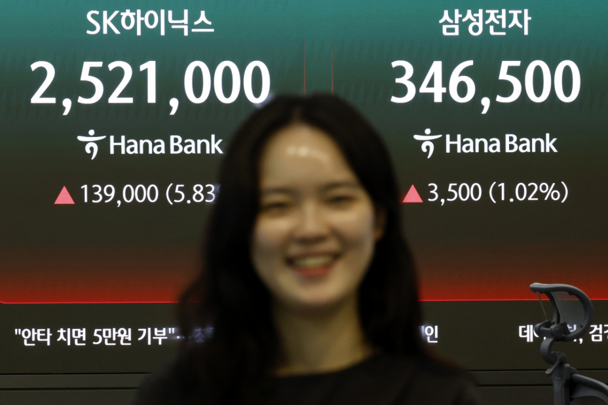 (서울=뉴스1) 박정호 기자 = 16일 서울시 중구 하나은행 본점 딜링룸 전광판에 SK하이닉스와 삼성전자 종가가 표시되고 있다. 이날 코스피는 전 거래일 대비 137.64p(1.58%) 오른 8864.24, 코스닥은 13.28포인트(p)(1.30%) 오른 1031.96, 서울외환시장에서 달러·원 환율은 전일 오후 3시 30분 주간종가 보다 1.8원 오른 1513.4원을 기록했다. 2026.6.17/뉴스1 Copyright © 뉴스1. All rights reserved. 무단 전재 및 재배포, AI학습 이용 금지. /사진=(서울=뉴스1) 박정호 기자