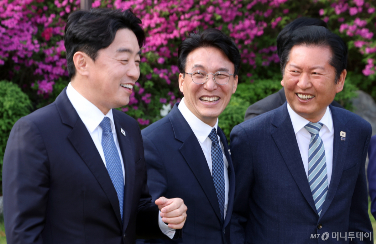 [서울=뉴시스] 김근수 기자 = 김민석 국무총리, 정청래 더불어민주당 대표, 강훈식 대통령실 비서실장이  22일 서울 종로구 국무총리 공관에서 열린 제8차 고위당정협의회에 참석하고 있다.   이날 회의에서 참석자들은 중동전쟁에 따른 비상경제 5개 상황반 보고 및 논의와 추경 신속 집행관련 논의를 했다. (공동취재) 2026.04.22. photo@newsis.com /사진=
