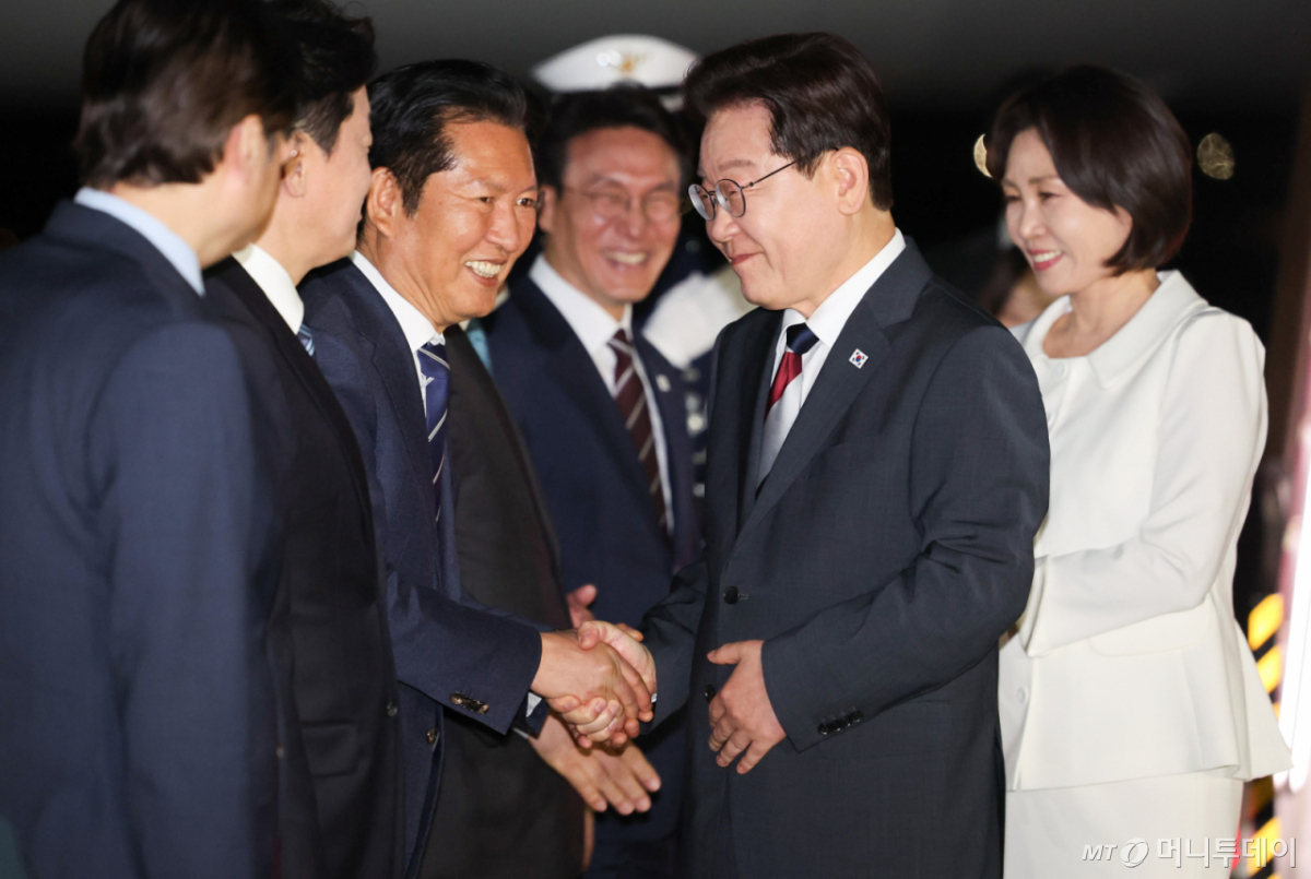 (성남=뉴스1) 이재명 기자 = 인도·베트남 국빈 방문 일정을 마치고 귀국한 이재명 대통령이 24일 성남 서울공항에서 환영나온 정청래 더불어민주당대표와 인사하고 있다. 2026.4.24/뉴스1 Copyright © 뉴스1. All rights reserved. 무단 전재 및 재배포, AI학습 이용 금지. /사진=(성남=뉴스1) 이재명 기자