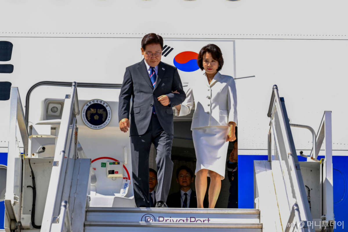 (제네바(스위스)=뉴스1) 허경 기자 = 이재명 대통령과 김혜경 여사가 16일(현지시간) 이탈리아 스위스 제네바 국제공항에 도착하고 있다. (Devenes / FCh 제공. 재판매 및 DB 금지) 2026.6.16/뉴스1 Copyright © 뉴스1. All rights reserved. 무단 전재 및 재배포, AI학습 이용 금지. /사진=(제네바(스위스)=뉴스1) 허경 기자