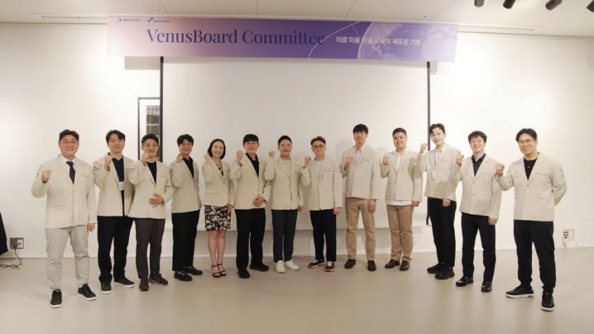 헥사메디칼은 최근 대한미용임상의학회 학술대회에서 안전한 미용시술을 위한 의사교육 온라인 동영상 강의 플랫폼 '비너스포트(VenusPort)'를 소개했다. 사진은 지난달 20일 '비너스포트 키닥터 발대식'에 참석한 현직 피부과·성형외과 의료진. /사진=헥사메디칼 제공