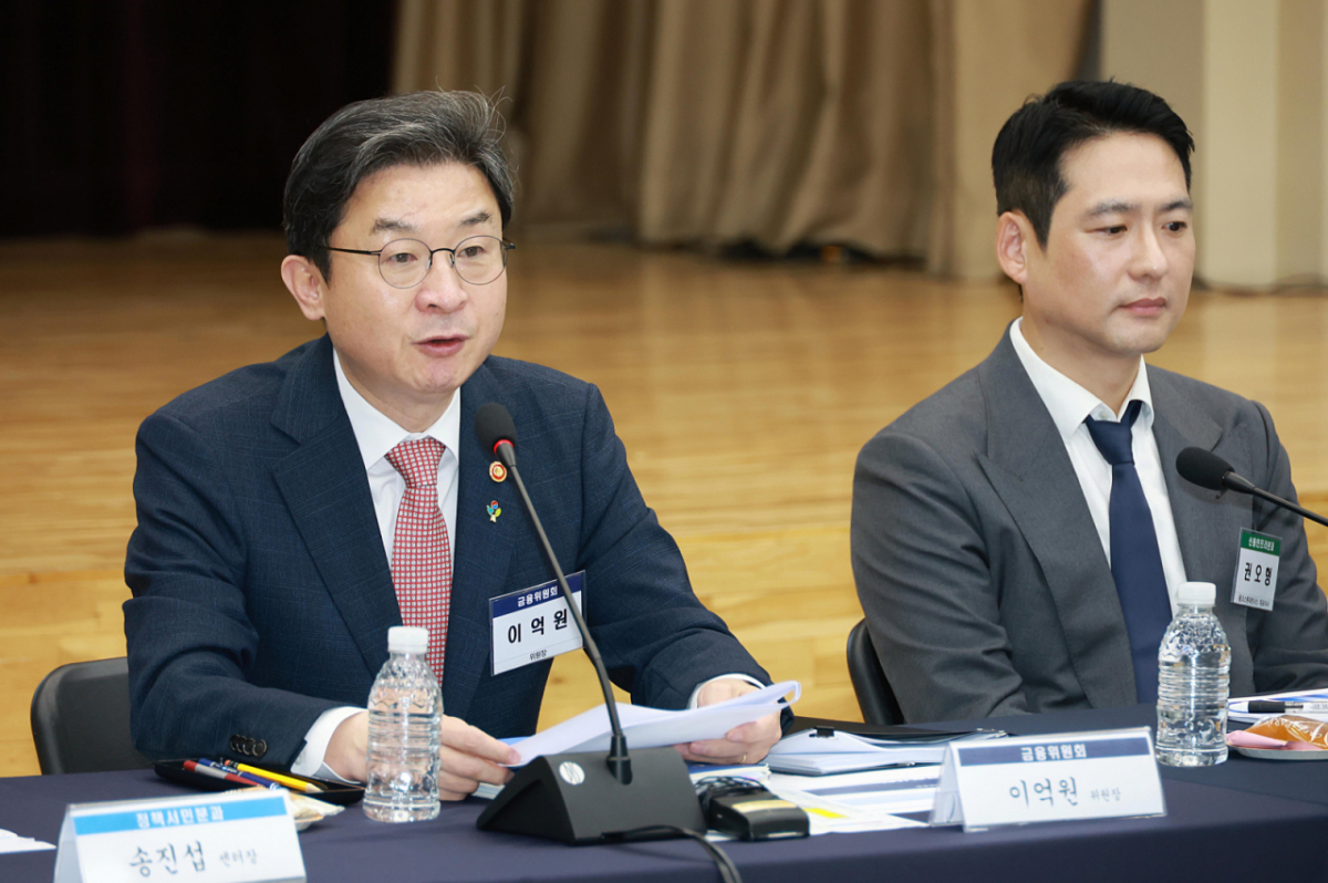이억원 금융위원장이 17일 오후 서울 중구 예금보험공사에서 포용금융 전략추진단 자문위원, 금융감독원·서민금융진흥원·한국신용정보원·한국자산관리공사 등 유관기관 관계자가 참석한 가운데 포용금융 현장 대토론회를 주재했다. /사진제공=금융위원회