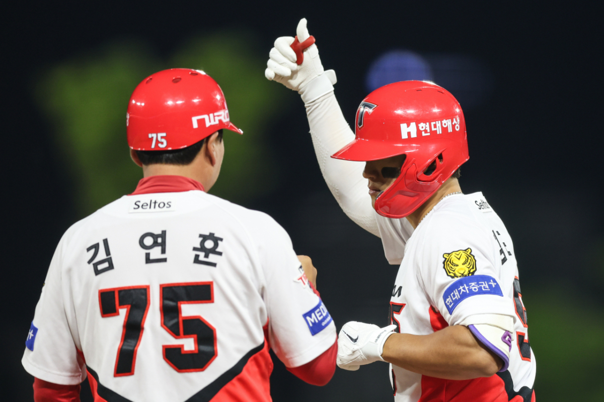 KIA 타이거즈 김도영(오른쪽). /사진=KIA 타이거즈 제공