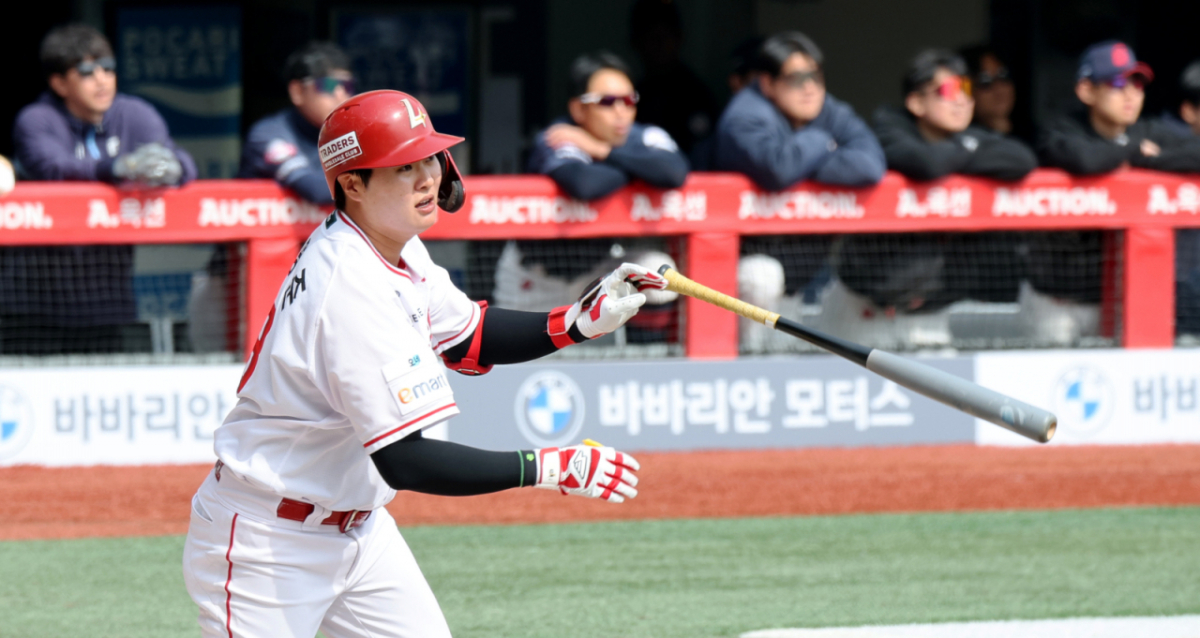 SSG 고명준이 3월 24일 롯데 자이언츠와 시범경기에서 홈런을 날리고 있다. /사진=강영조 선임기자