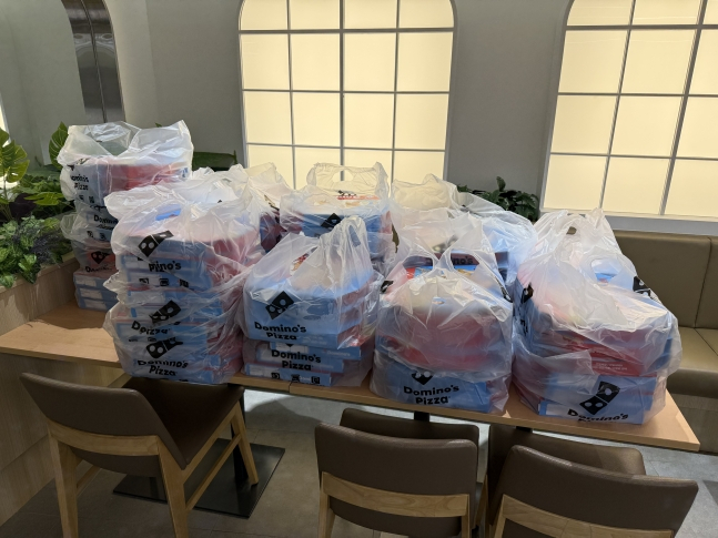 SSG 랜더스 박성한이 17일 롯데 자이언츠와 홈경기를 앞두고 선수단과 프런트, 응원단 등을 위해 선물한 피자 80판. /사진=SSG 랜더스 제공