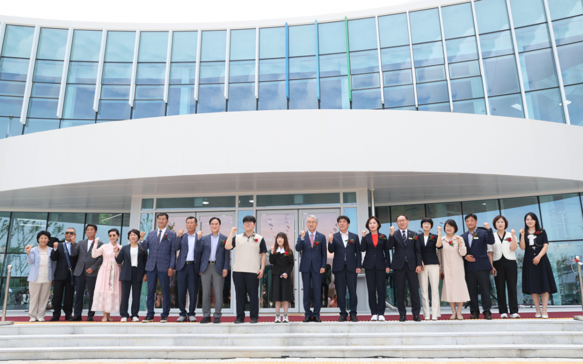 박종훈 경남교육감(왼쪽에서 11번째)이 경남교육청기록원 개원식을 하고 있다./사진제공=경남교육청
